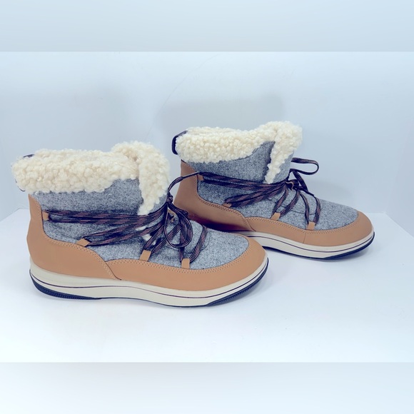 NWOB - CLARKS Cloudsteppers Breeze Glacier Lace-Up Faux-Shearling Booties - Picture 2 of 10